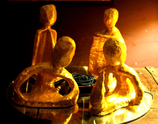 corpi d'argilla dipinti d'oro