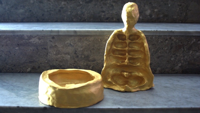 corpi d'argilla dipinti d'oro
